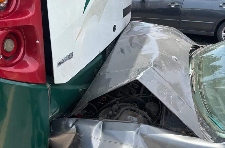 Cofre de coche contra autobus