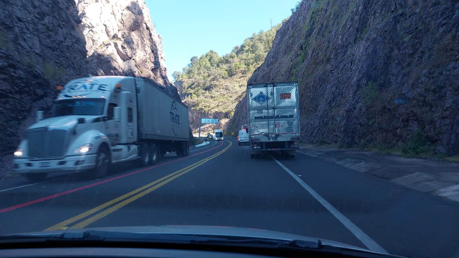 Fluyen cientos de vehículos y camiones tras el accidente.