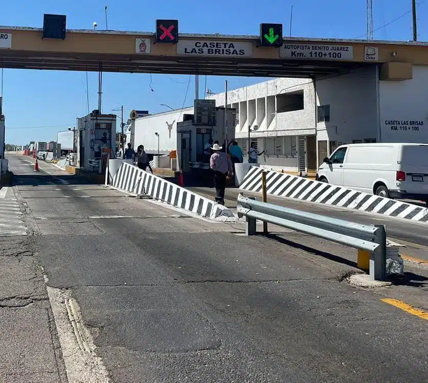 Toma de caseta de peaje sobre la autopista Benito Juárez en Alhuey