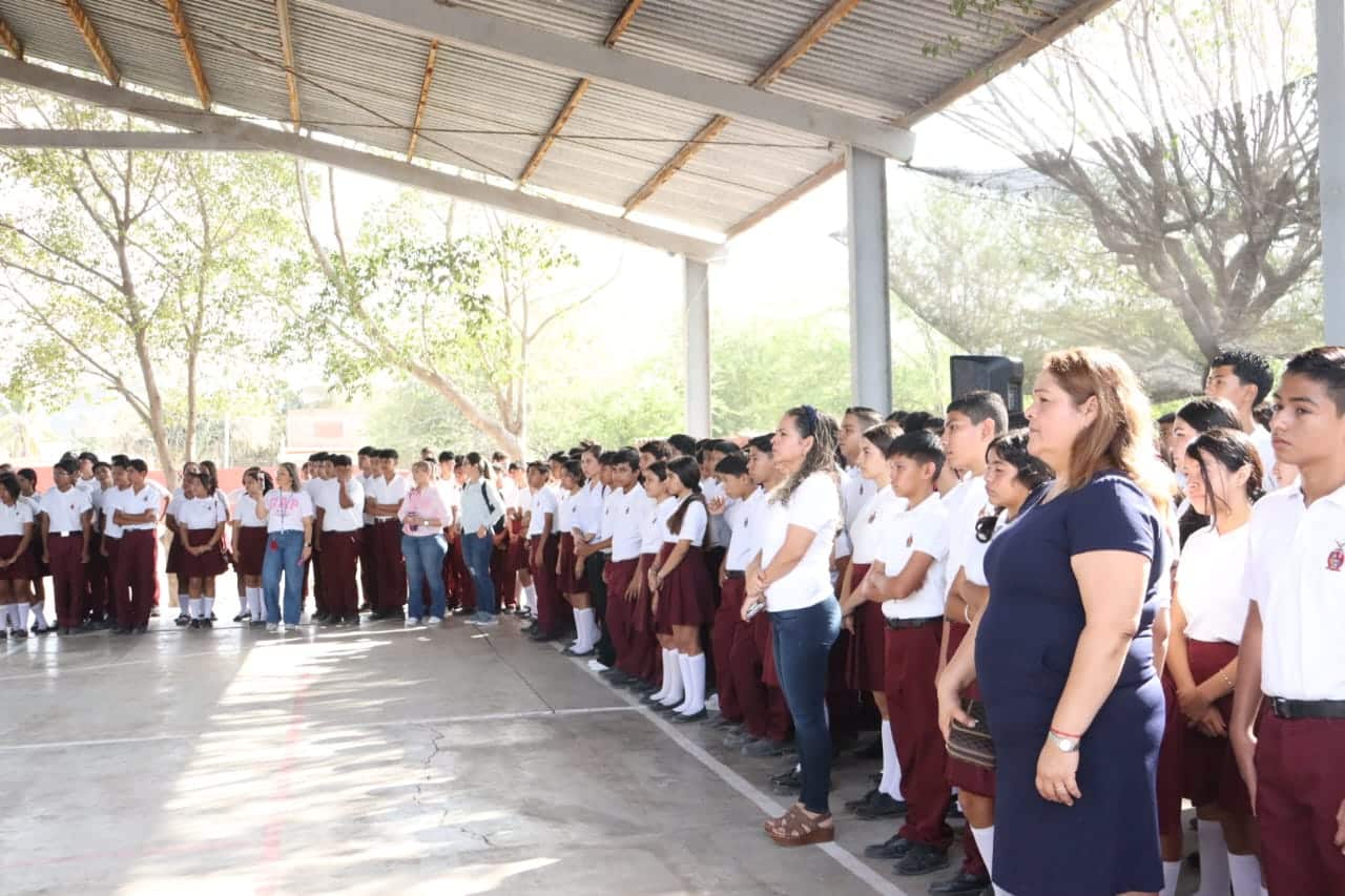 Alumnos en Lunes Cívico
