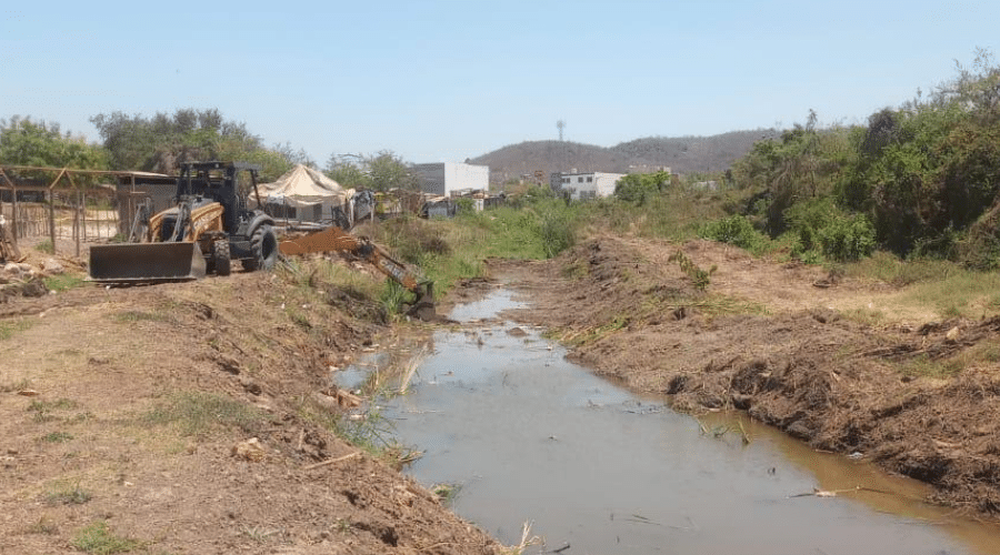 Desazolve de canales y arroyos en Mazatlán