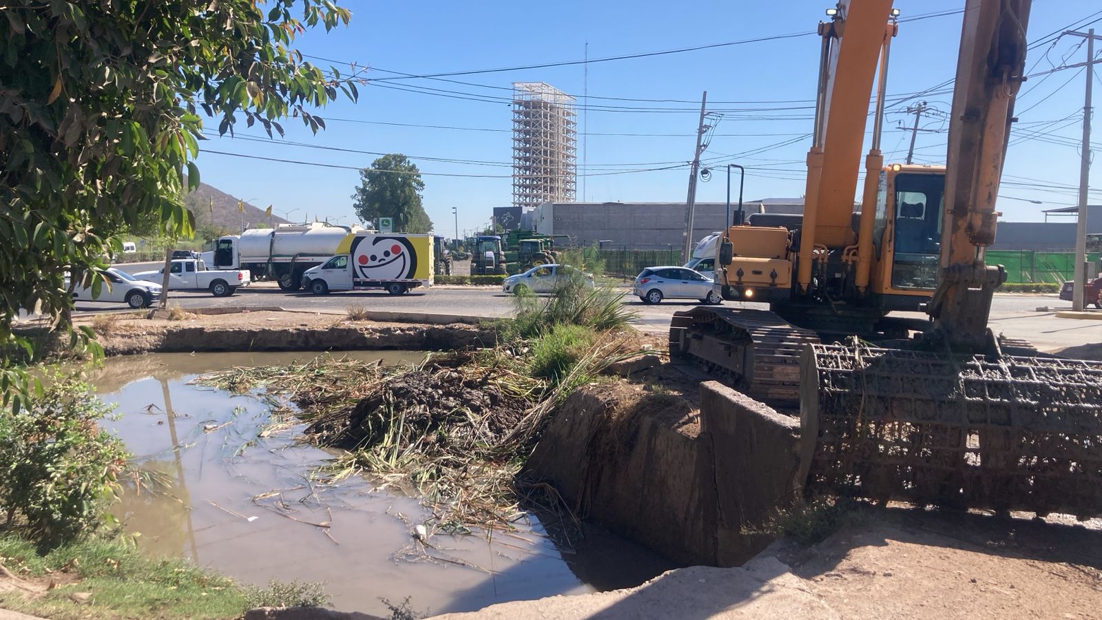 máquina brazo largo en dren