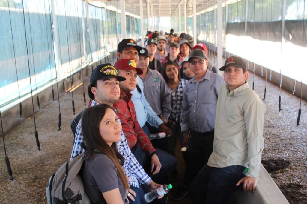 Estudiantes pertenecientes a de Agronomía de la UAS en visita a las instalaciones del Campo Experimental de la AARSP