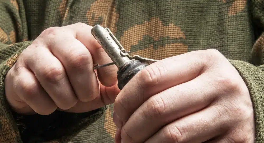 Un militar manipula una granada