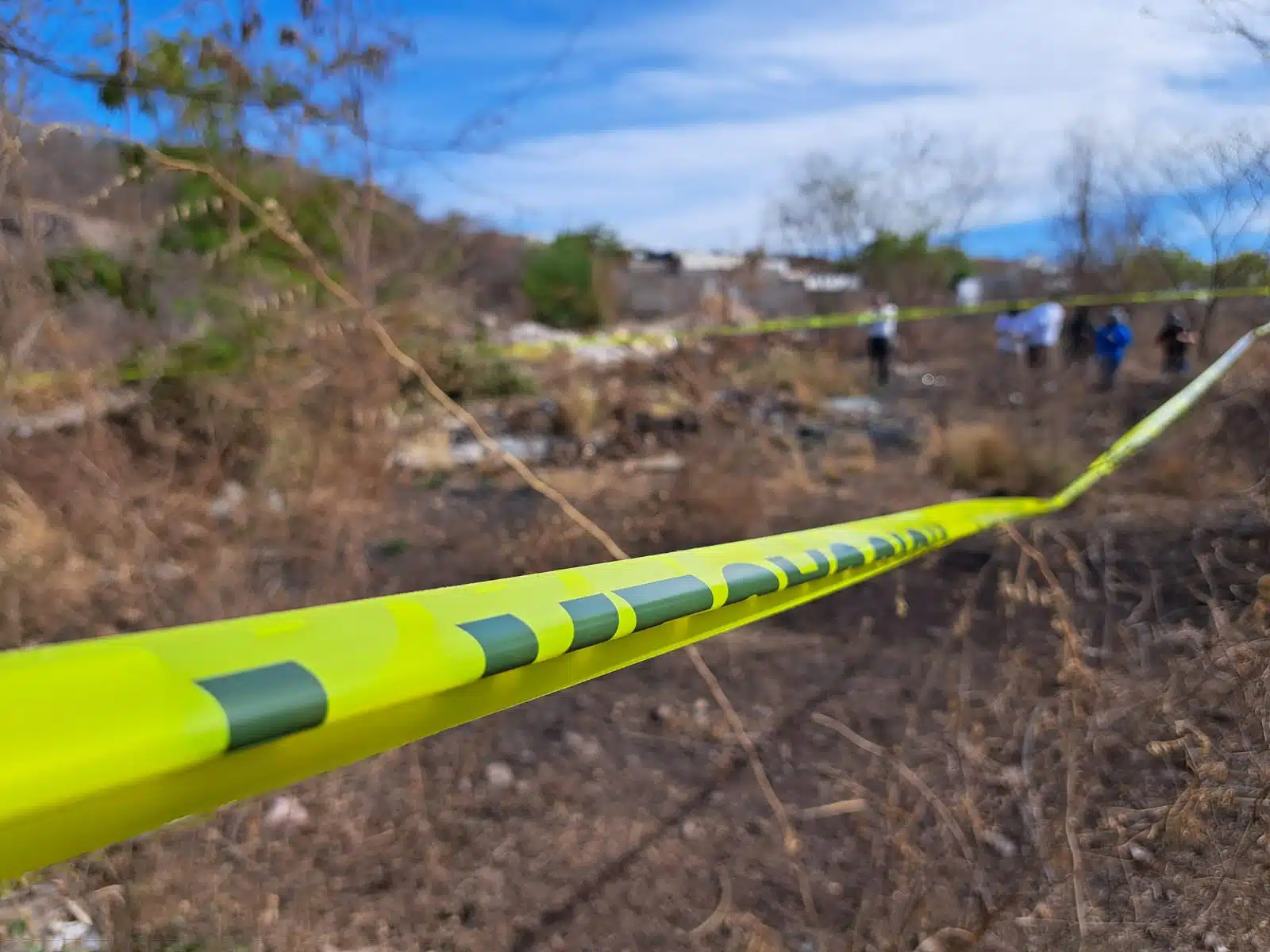 La localización de los restos de cinco personas se dio junto al fraccionamiento Alturas del Sur, y los trabajos continúan para lograr la identificación de todos.