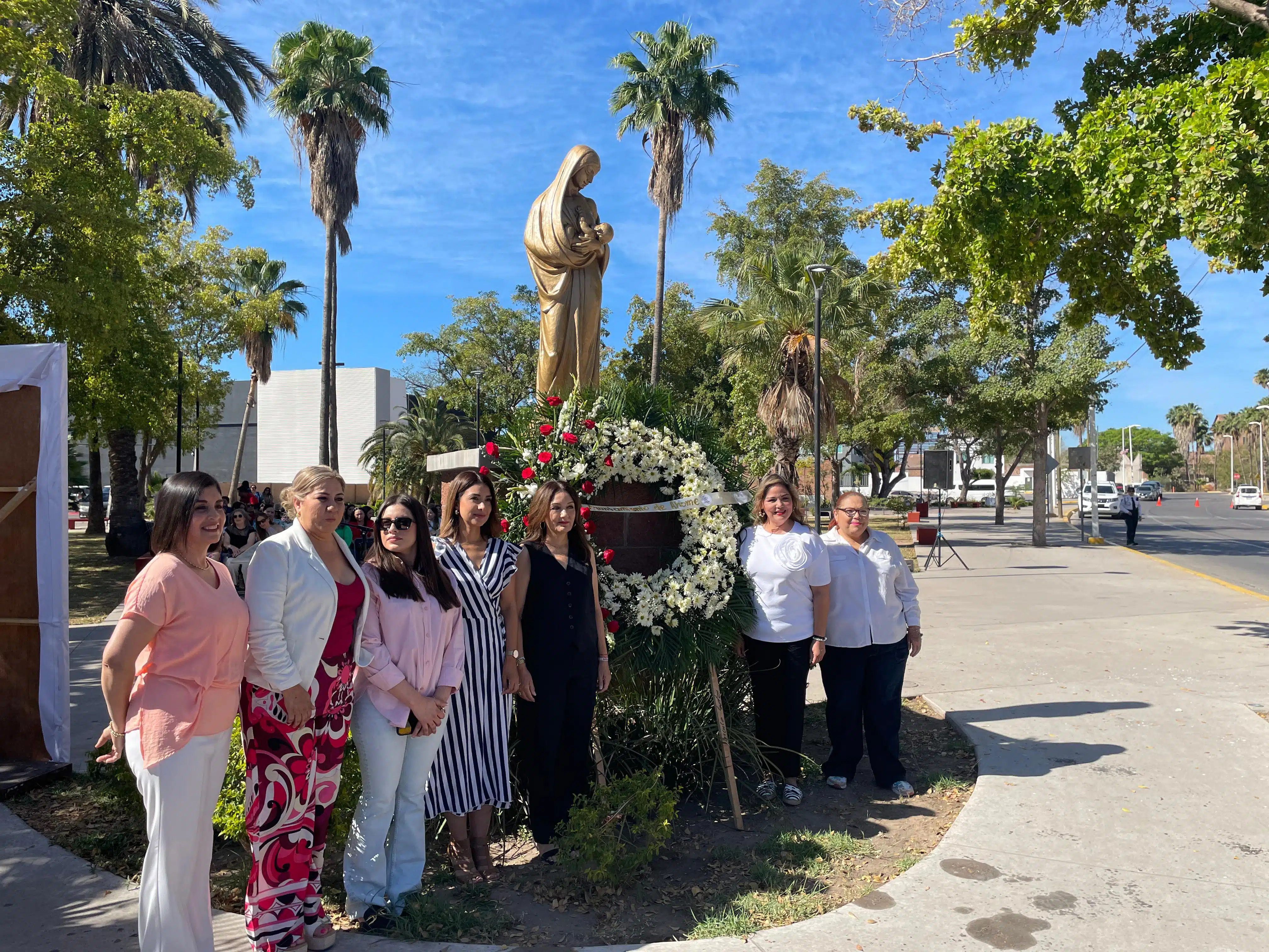 Monumento a la Madre ubicado en la Plaza de la Mujer