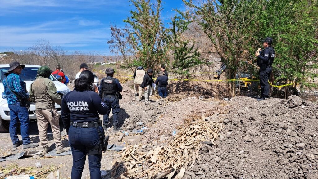 Policías en zona donde se localizó restos