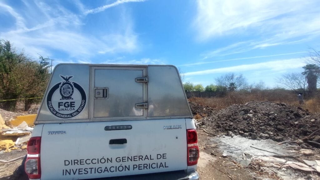 Semefo en zona donde se localizó restos