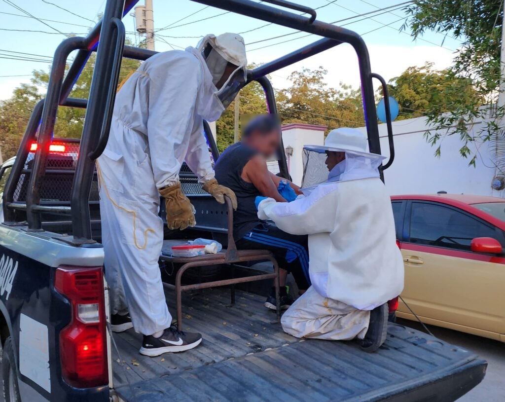 Elementos del Grupo Voluntario Costa Rica auxiliando a un adulto que fue picado por abejas