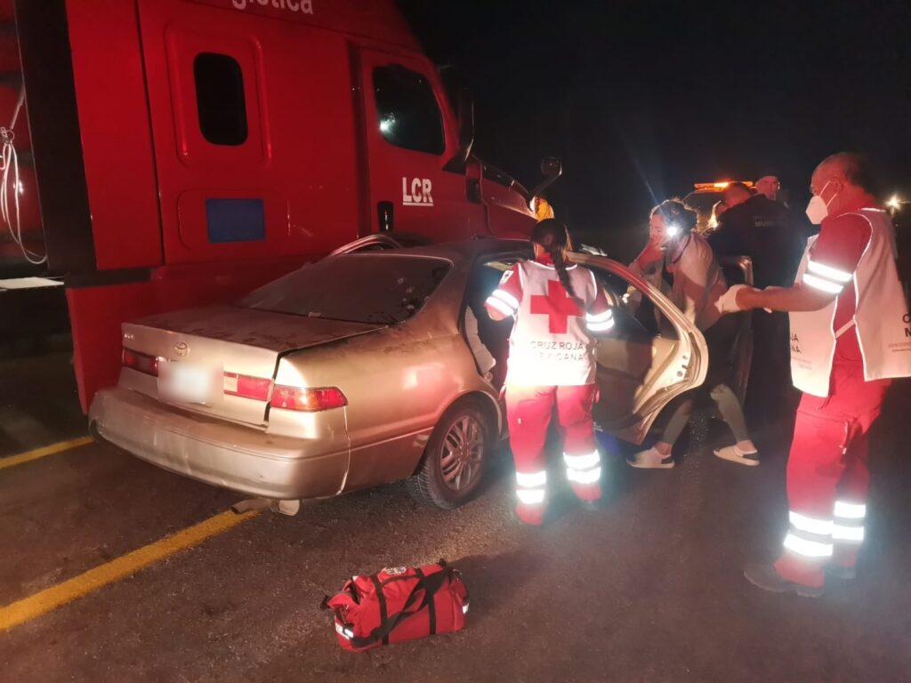 Paramédicos de Cruz Roja auxiliando a los heridos del vehículo