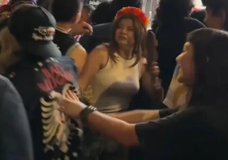 Mujer se hace viral por dar chanclazos en concierto de rock