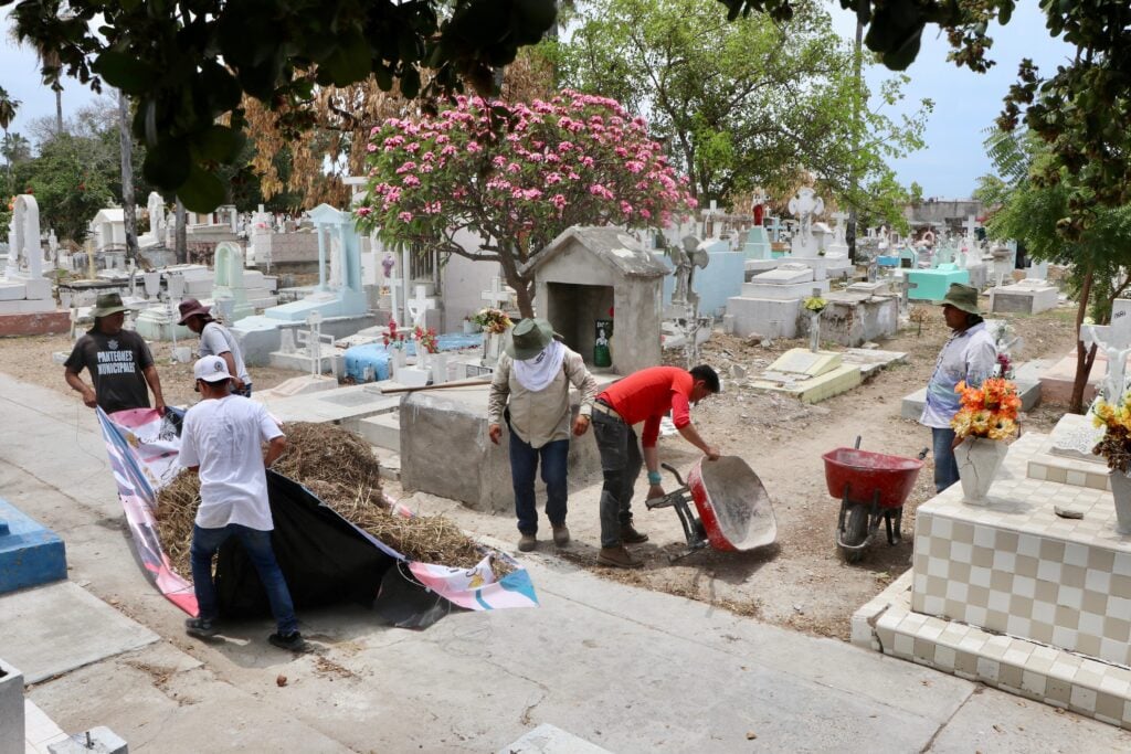 Limpieza en el Panteón municipal de Mazatlán