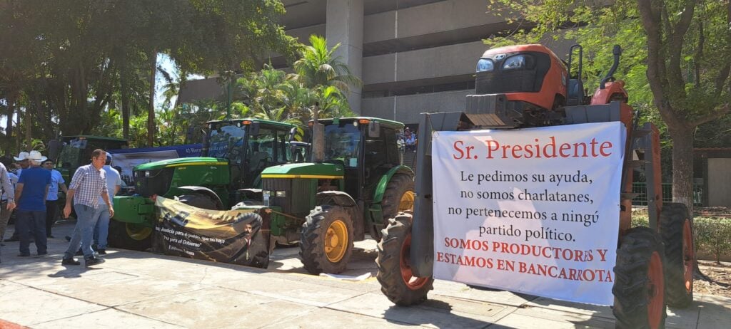 Tractores y pancartas en Palacio de Gobierno