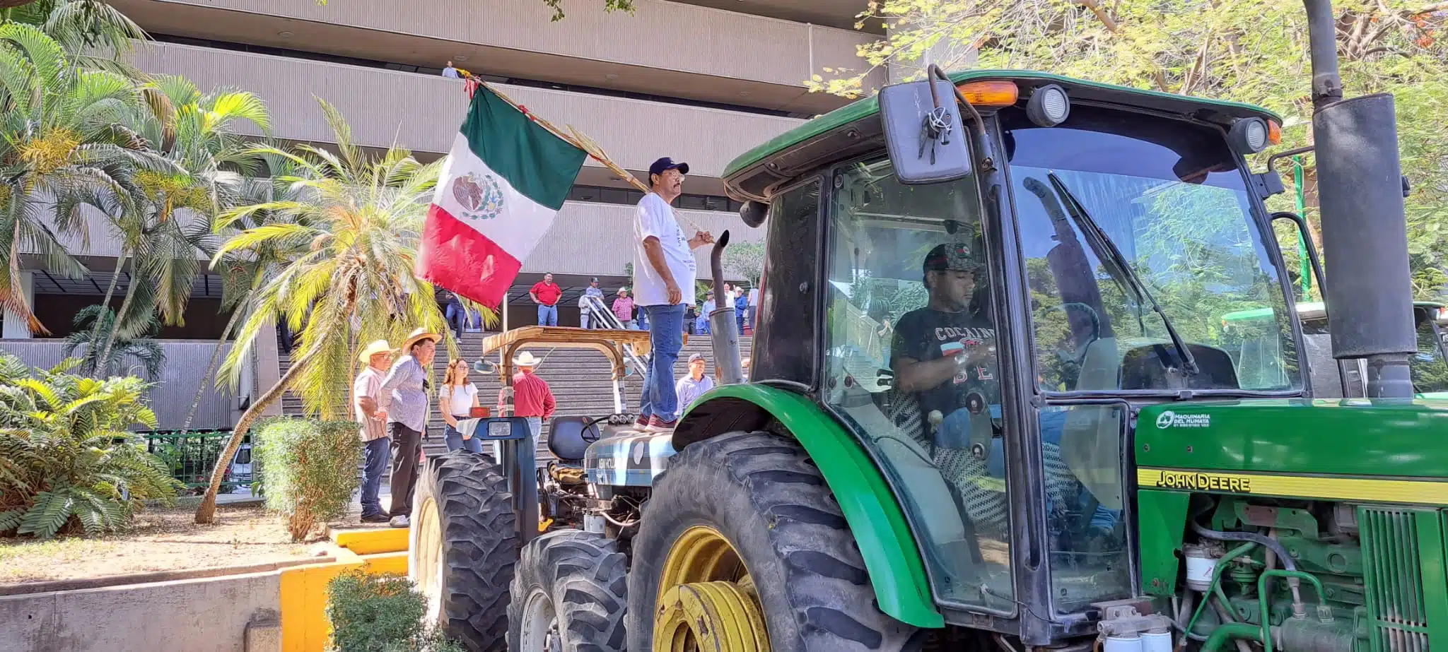 Tractor en Palacio de Gobierno