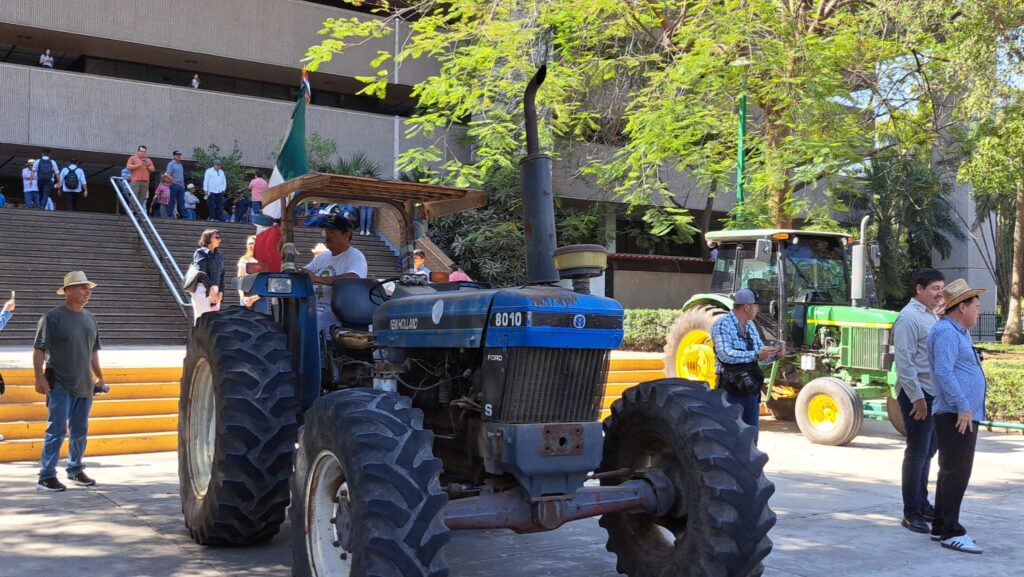 Tractor en Palacio de Gobierno