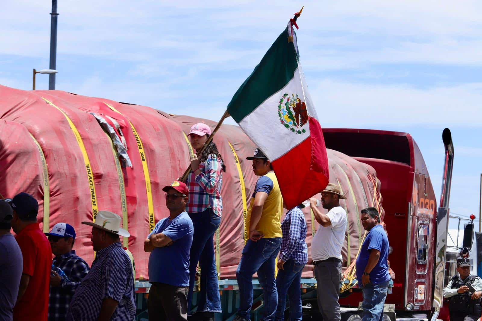Manifestación en caseta de cobro en Culiacán.