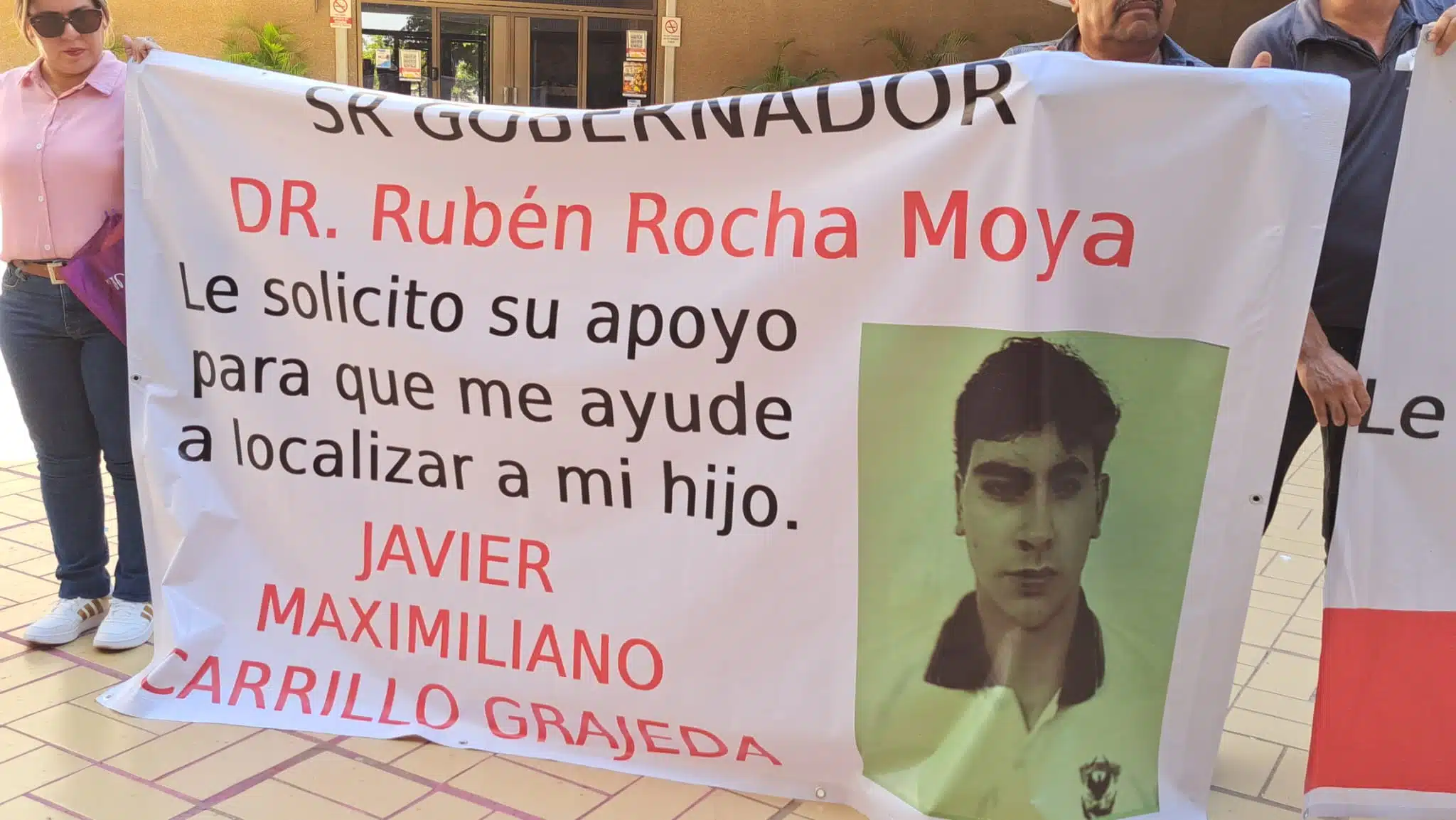 Cartel de familiares y amigos del joven desaparecido Javier Maximiliano acudieron a Palacio de Gobierno