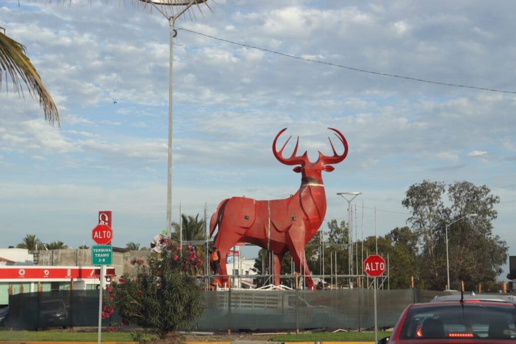 El venado gigante debe quedar listo a finales de este mes.