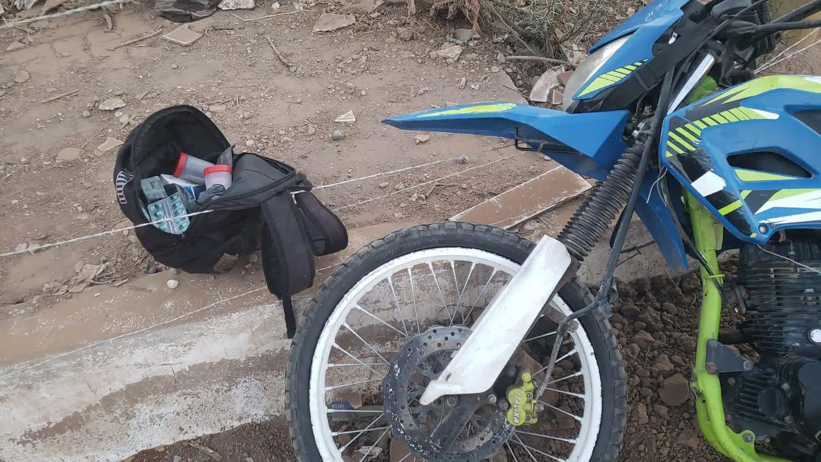 Motocicleta y mochila con dosis y frascos de plástico con cocaína, cristal y mariguana