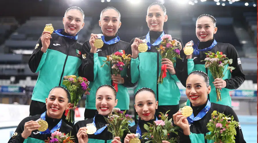 Atletas mexicanas con la medalla del oro de la Copa del Mundo de Natación Artística en Paris