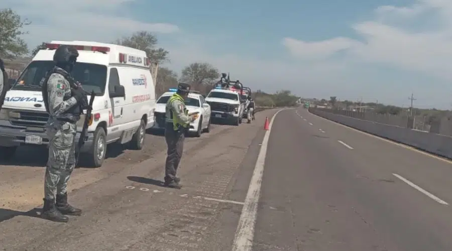 Una persona sin vida fue localizada al costado de la carretera Mazatlán-Culiacán