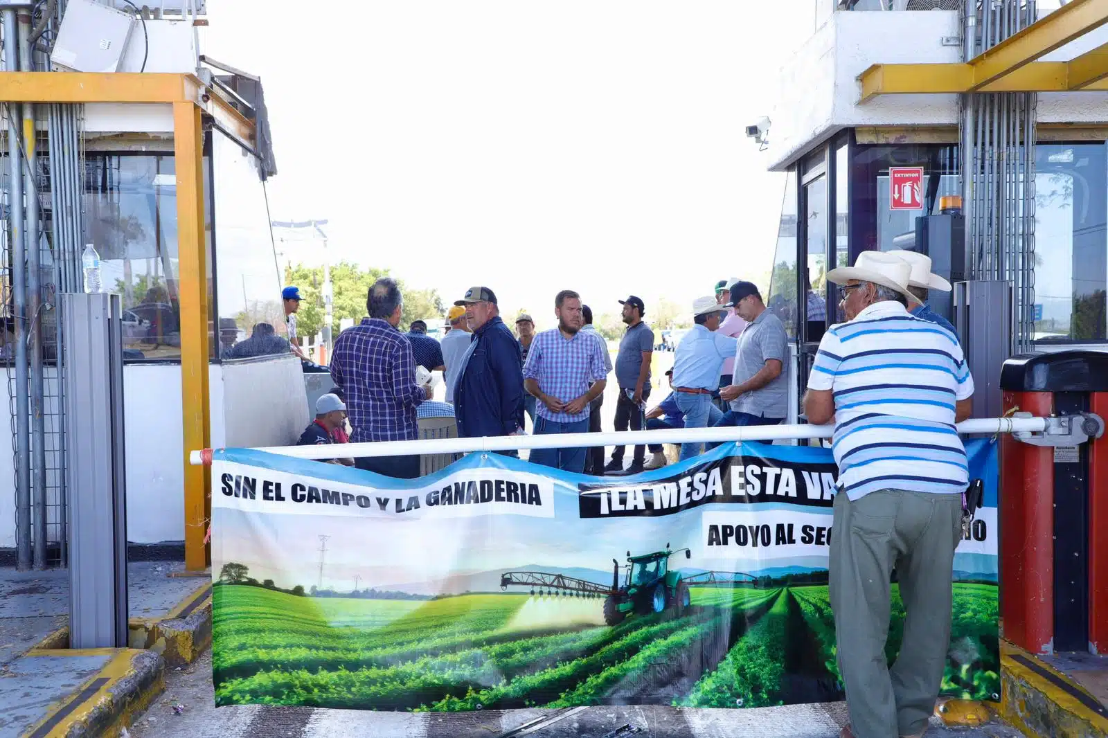 Manifestación en caseta de cobro en Culiacán./ Foto: LD