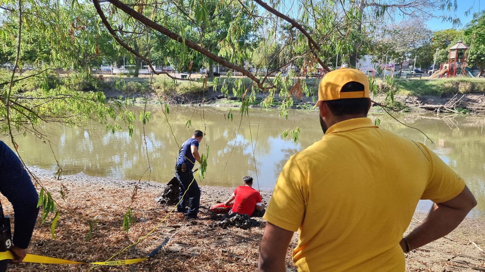 Bomberos de Culiacán rescatan a joven