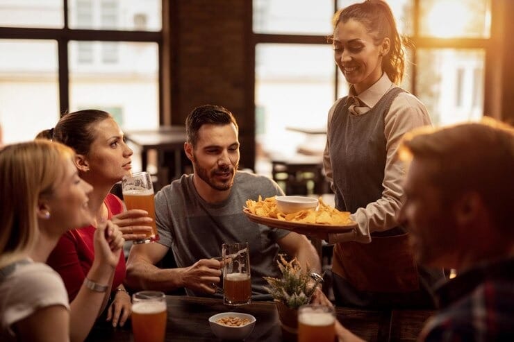 Personas en restaurante
