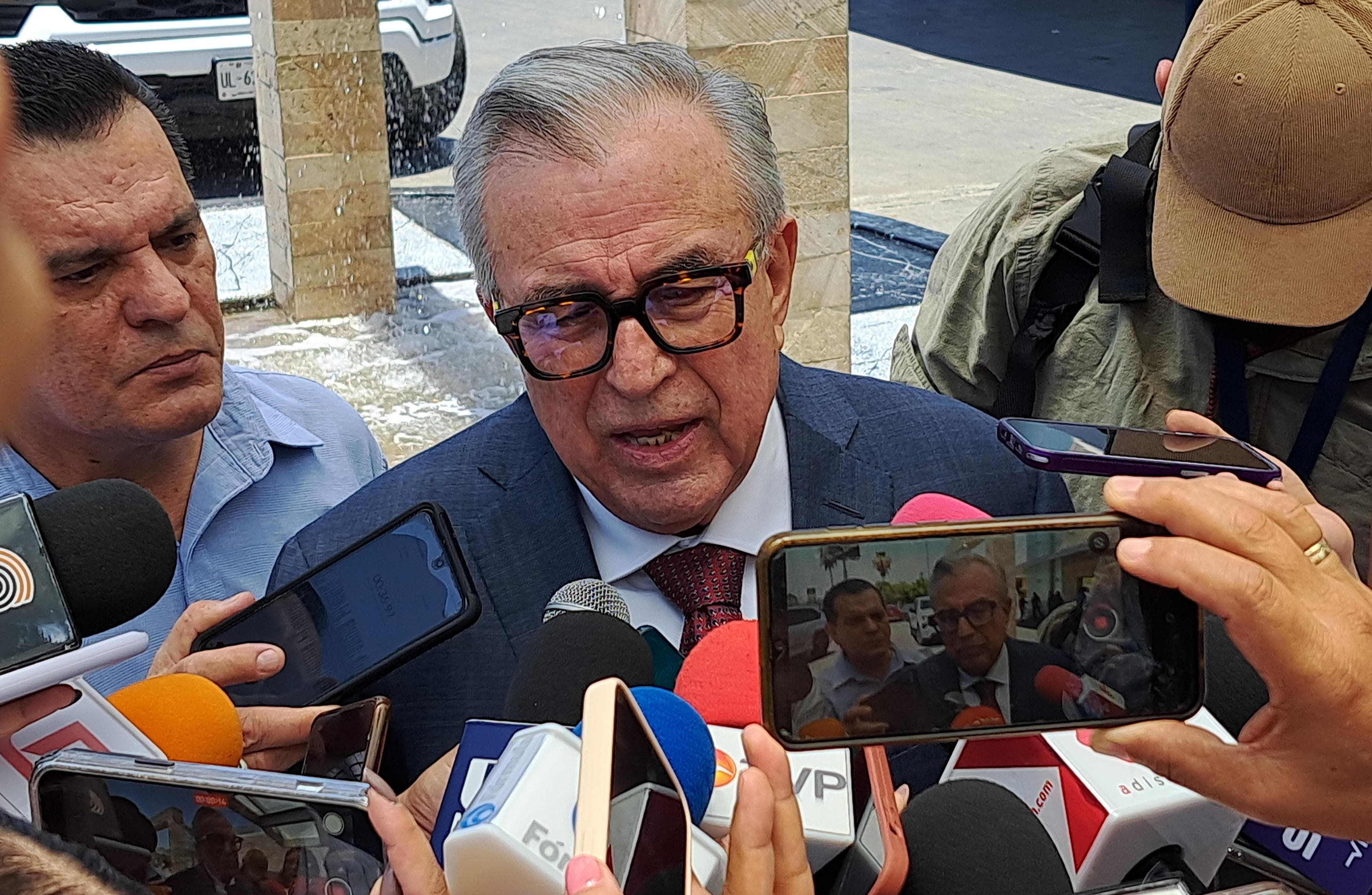 Rubén Rocha Moya con medios de prensa