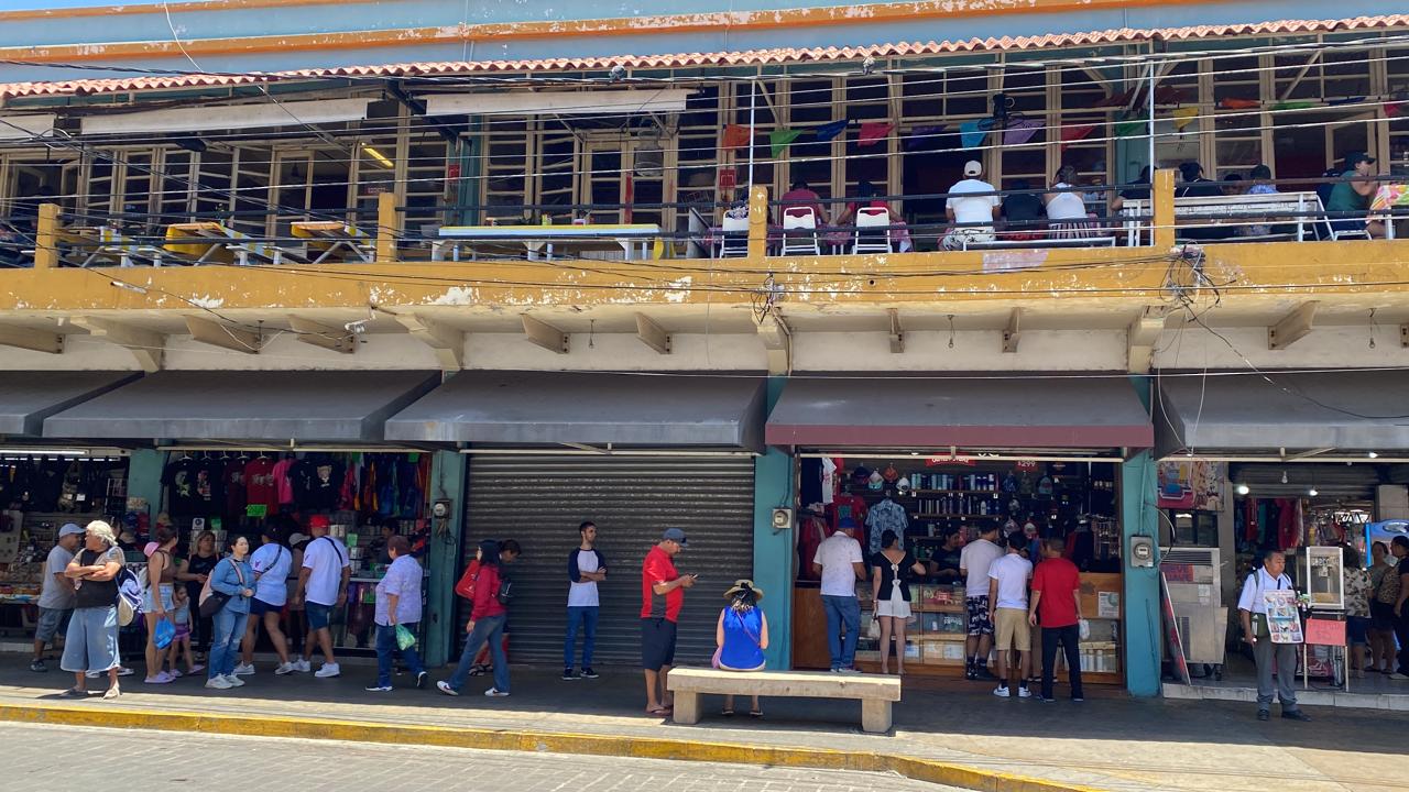 Los locatarios registraron un mayor repunte en ventas en los restaurantes y tiendas de souvenirs del mercado.
