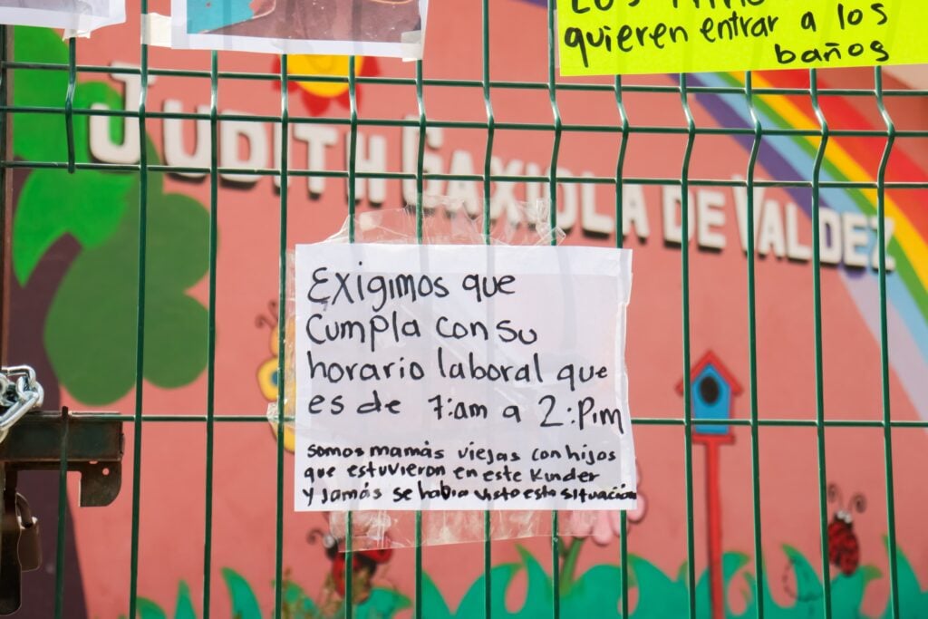 Madres de familia toman kinder en Ahome por falta de higiene en baño de la institución