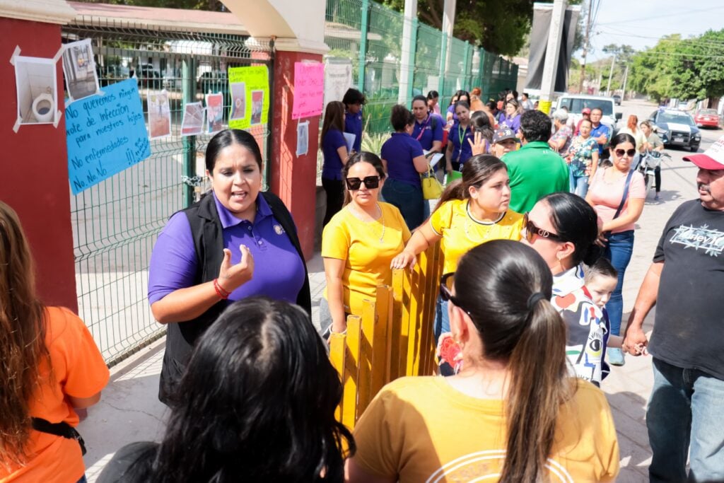 Madres de familia toman kinder en Ahome por falta de higiene en baño de la institución