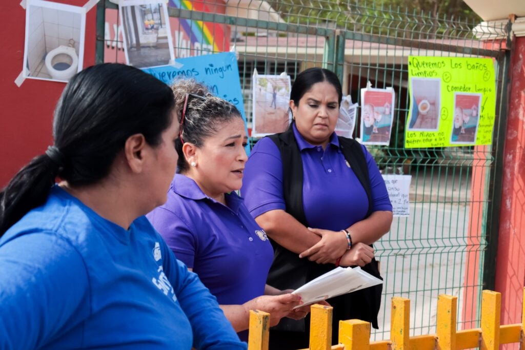 Madres de familia toman kinder en Ahome por falta de higiene en baño de la institución