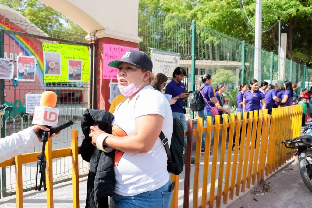 Madres de familia toman kinder en Ahome por falta de higiene en baño de la institución