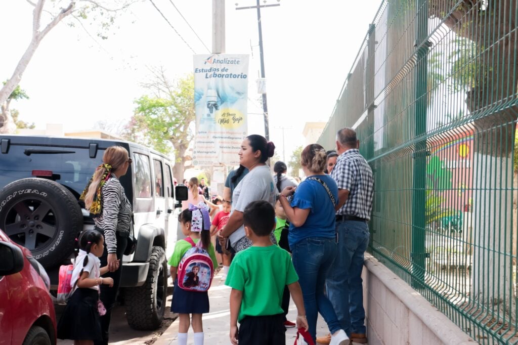 Madres de familia toman kinder en Ahome por falta de higiene en baño de la institución