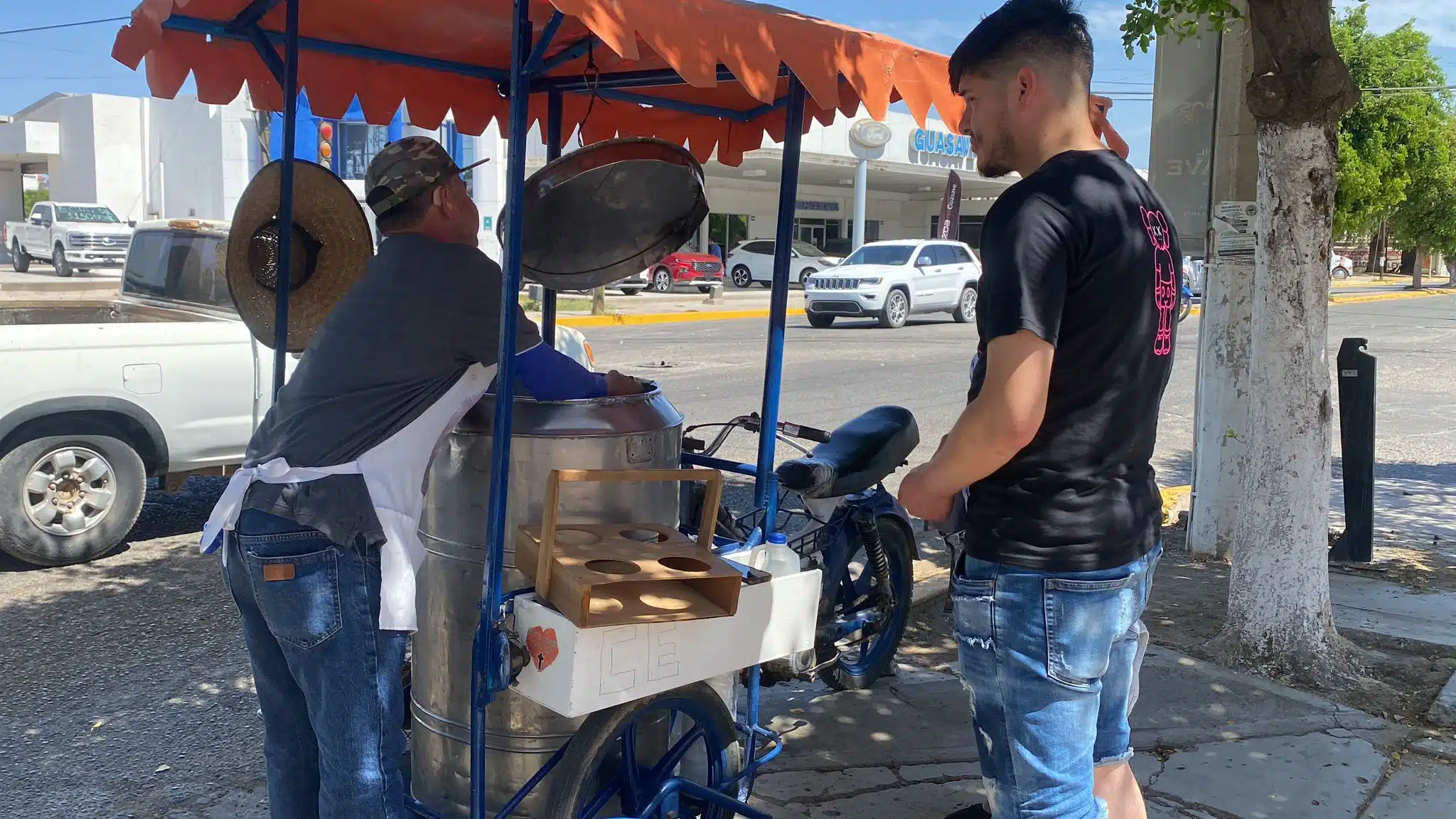 Manuel, vendedor de agua de cebada en Guasave