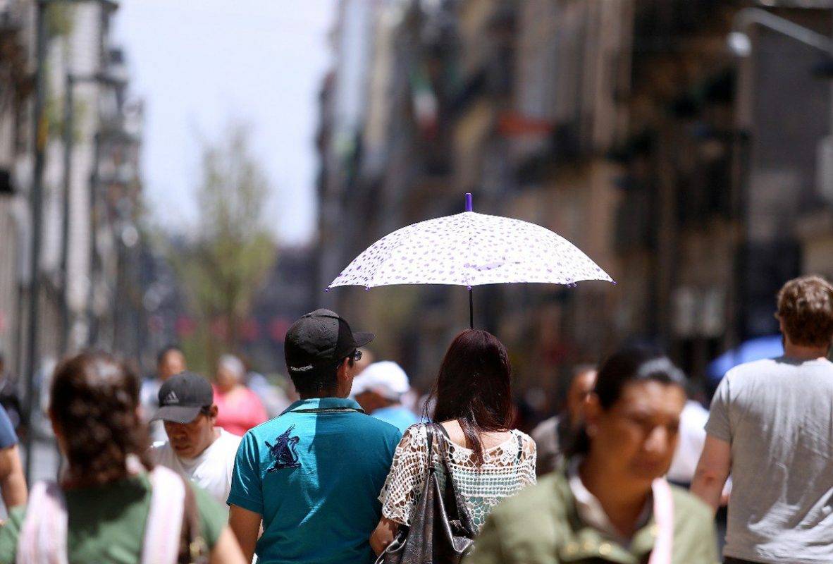 Personas cubriéndose del sol