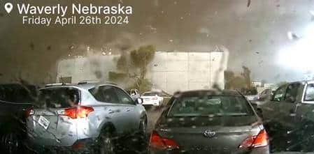 ¡Impactante! Tornado destruye almacén con 70 empleados dentro en Nebraska