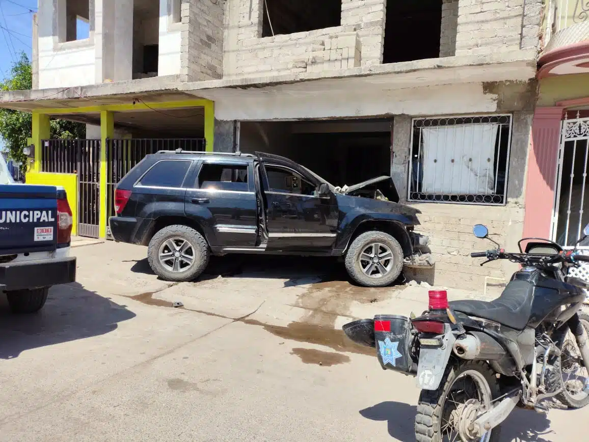 ¡Venía alcoholizado! Conductor de camioneta derriba portón y fachada de vivienda, en Escuinapa (3)
