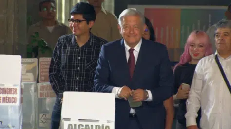 AMLO y su esposa acuden a votar en la CDMX