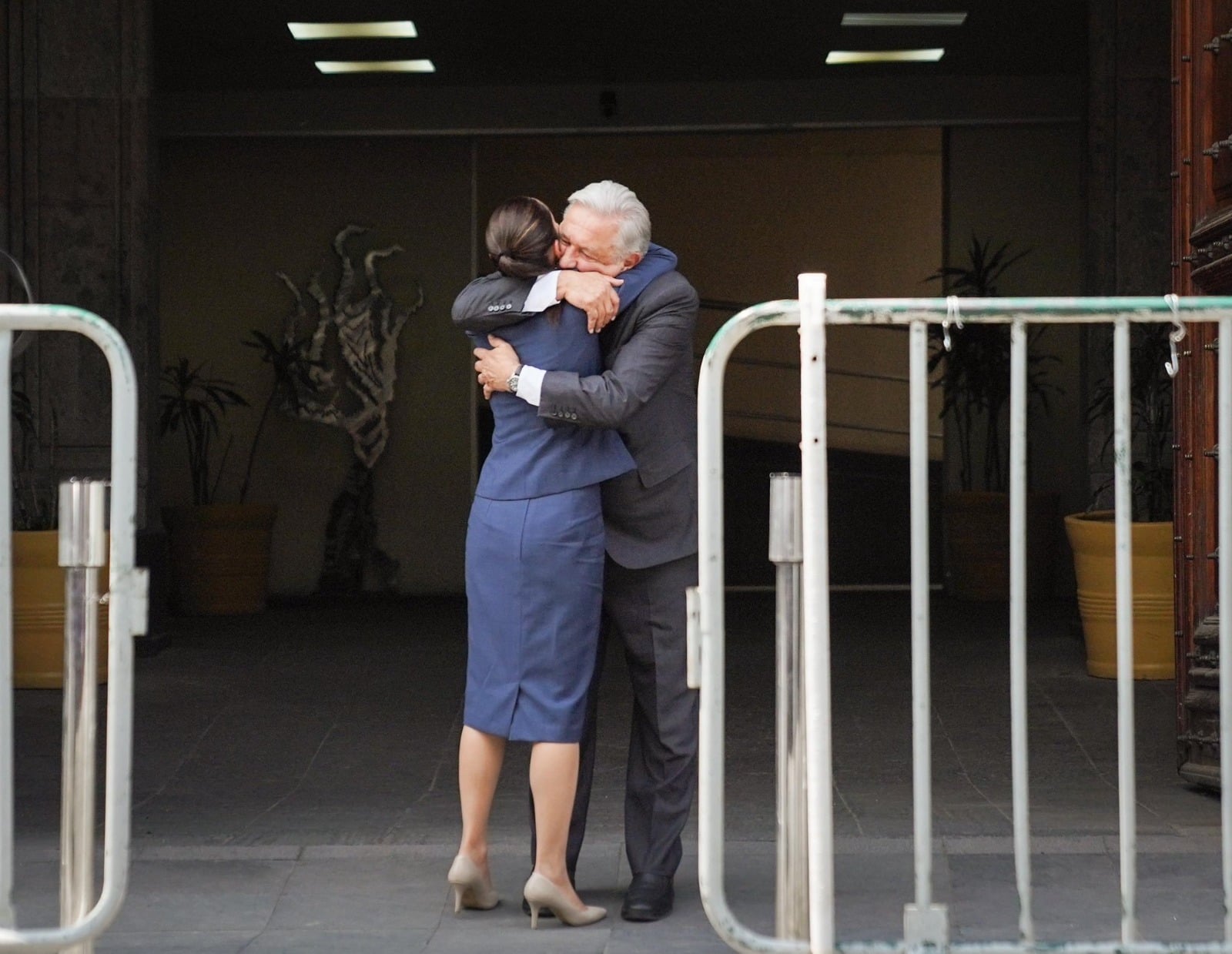 AMLO abraza a Claudia Sheinbaum