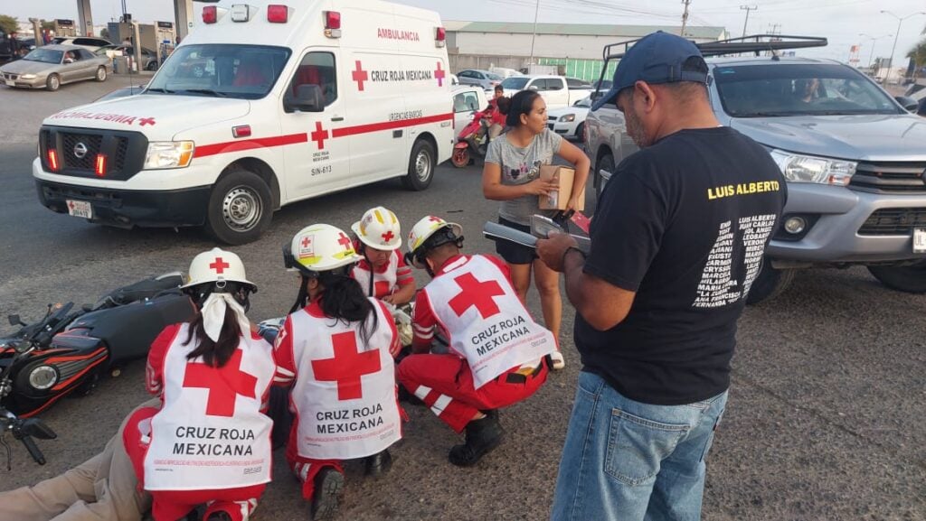 Paramédicos de Cruz Roja auxiliando al motociclista lesionado en la colonia El Venadillo