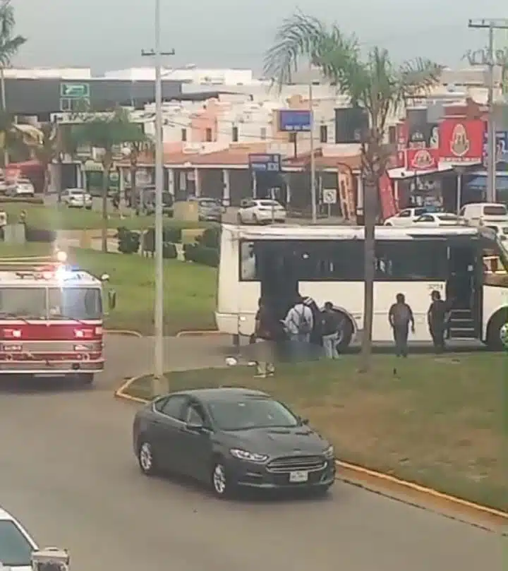 Una mujer sufre un accidente al bajarse de un camión urbano en Mazatlán