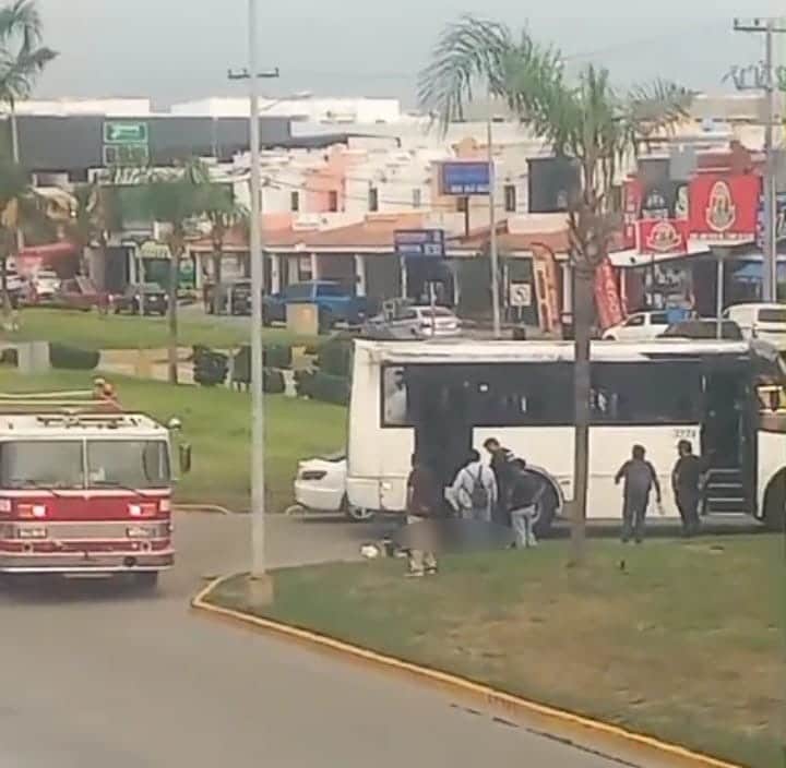 Una mujer sufre un accidente al bajarse de un camión urbano en Mazatlán