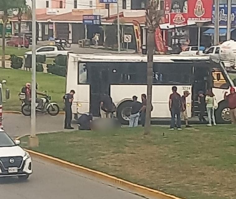 Una mujer sufre un accidente al bajarse de un camión urbano en Mazatlán