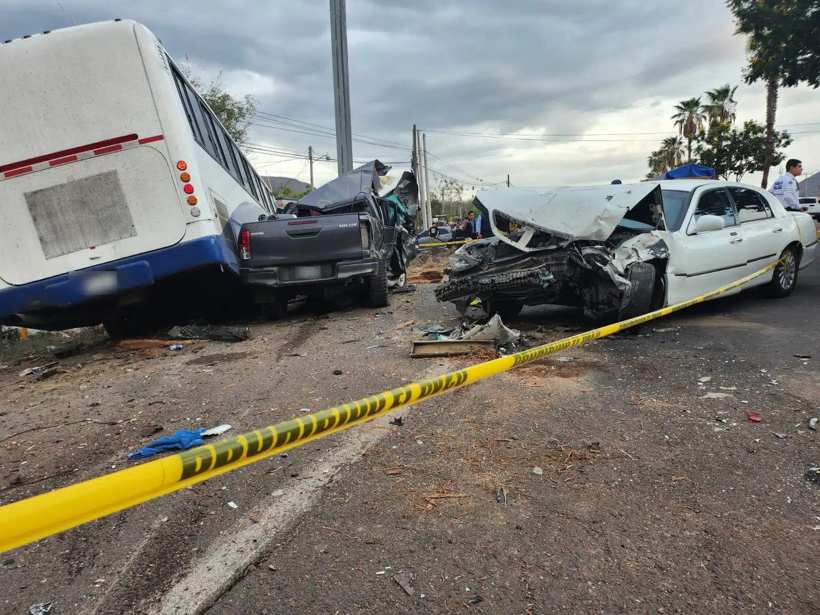 Un camión chocado, una camioneta y un carro destrozados del frente tras un accidente tipo choque en Culiacán