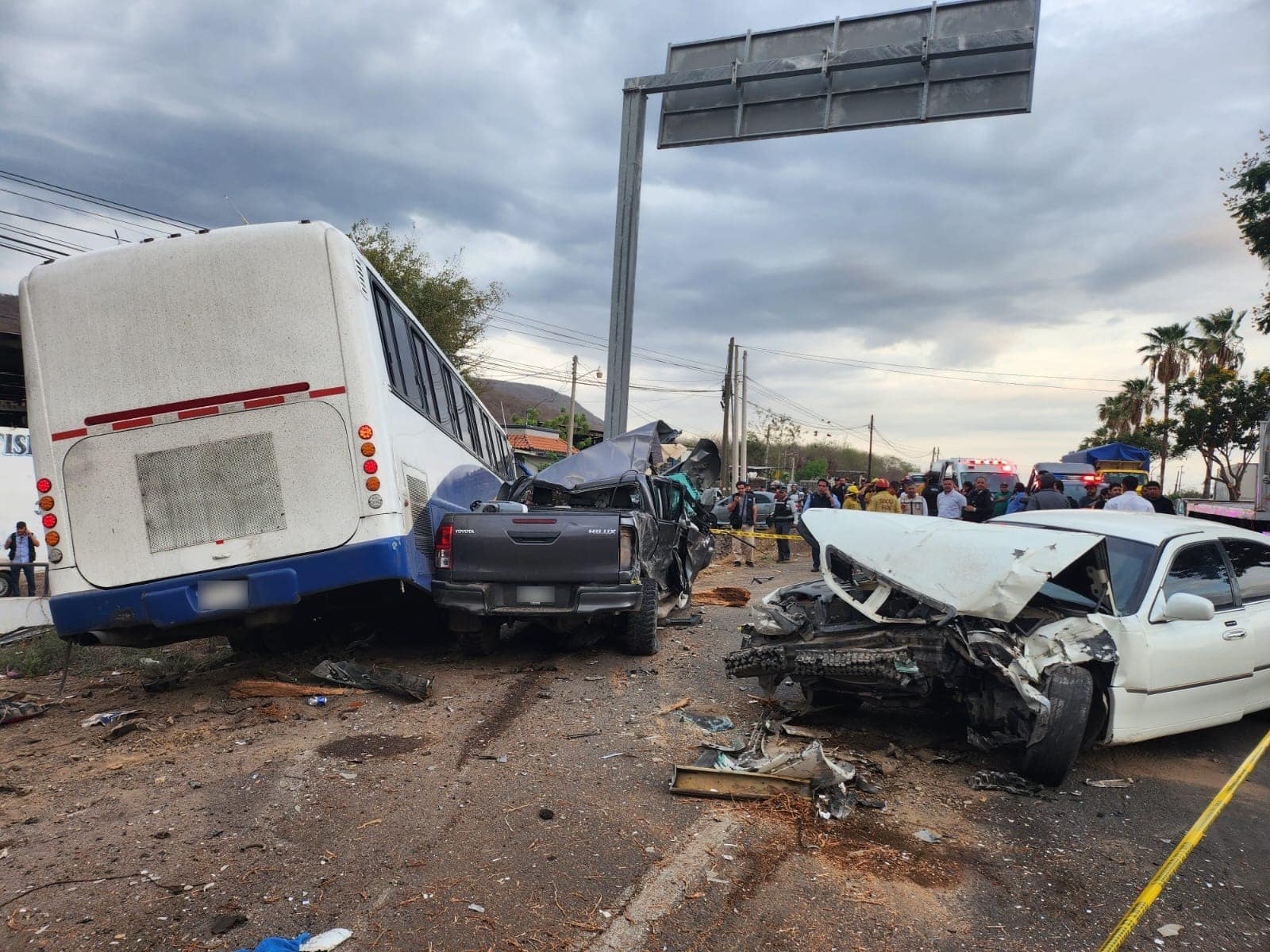 Un camión chocado, una camioneta y un carro destrozados del frente tras un accidente tipo choque en Culiacán