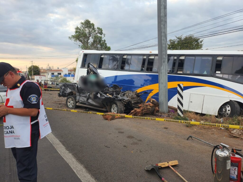 Un camión chocado y una camioneta destrozada del frente tras un accidente tipo choque en Culiacán