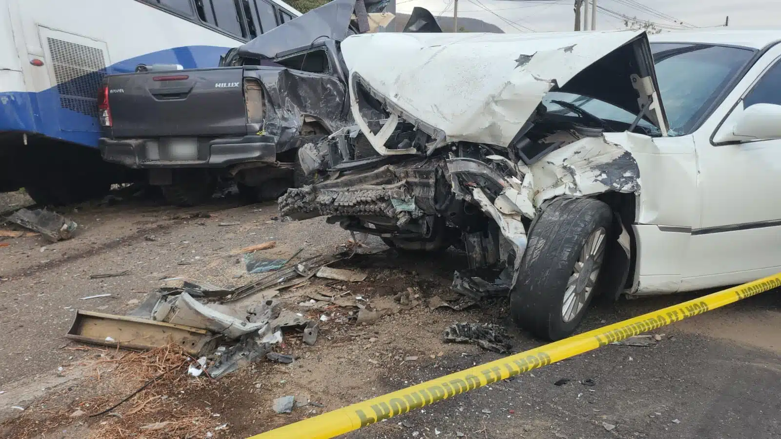 Una camioneta y un carro destrozados tras un accidente tipo choque en Culiacán