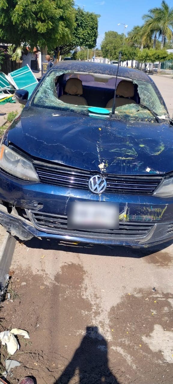 Carro que chocó contra una carreta en Escuinapa